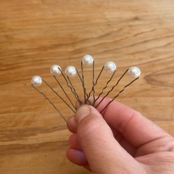Accessories - 6 x “Pearl” hair pins + bonus rhinestone (read)